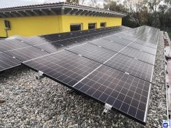 Solaranlage auf dem Dach des Gemeindekindergartens